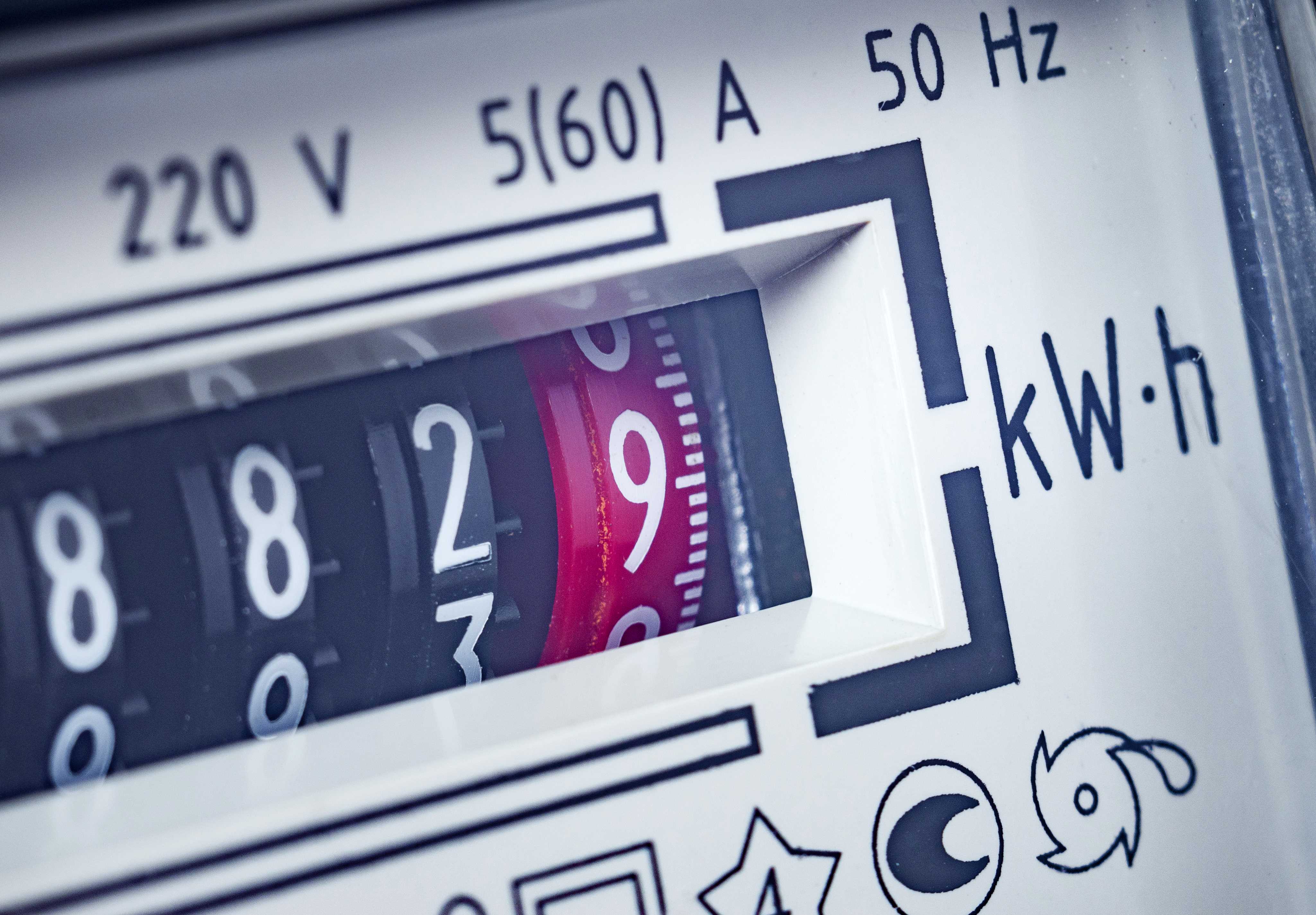 An energy meter displaying kilowatts.